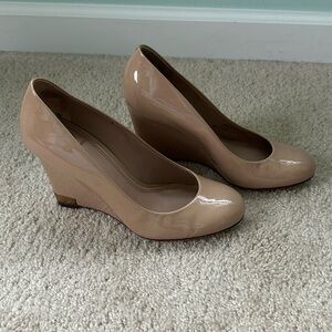 Tory Burch Astoria Nude Patent Wedges